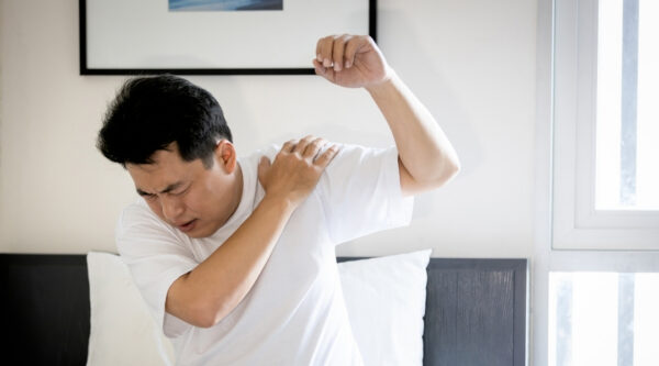 man experiencing shoulder pain